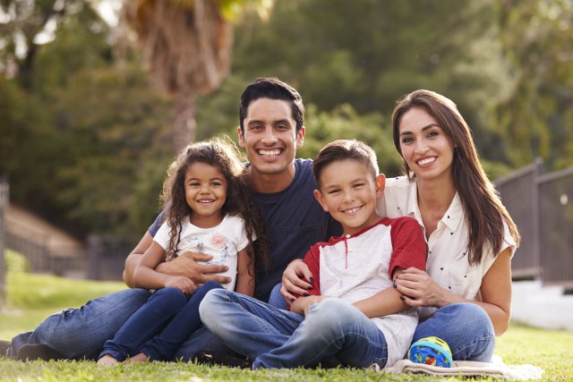 Foto de familia con un hijo y una hija sentados al aire libre