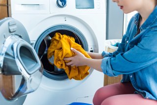 Sacando la ropa de la lavadora