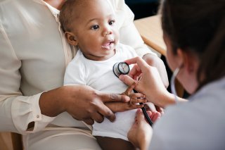 examen médico de un bebé