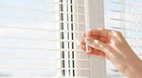 Una ventana con persianas de interior