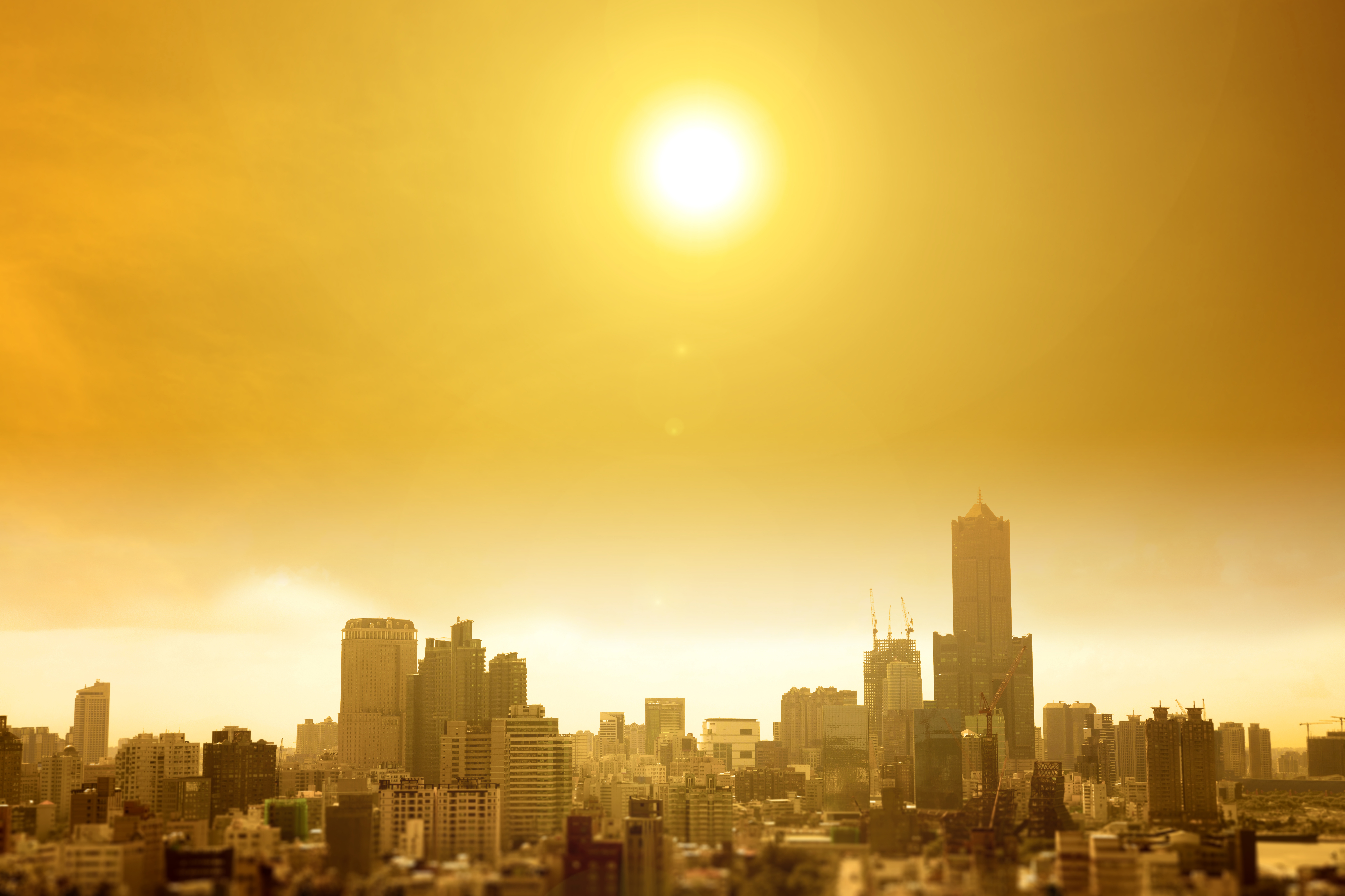 ciudad bajo el sol candente del verano