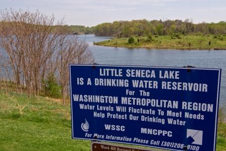 Foto del lago Seneca con un rótulo informativo describiendo el embalse de agua potable de la región