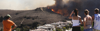 foto de gente mirando al incendio forestal