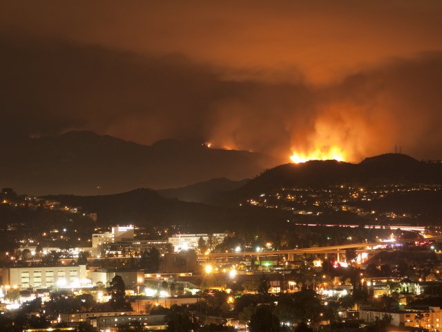 Imagen de incendios forestales cerca de estructuras en Los Angelos, CA