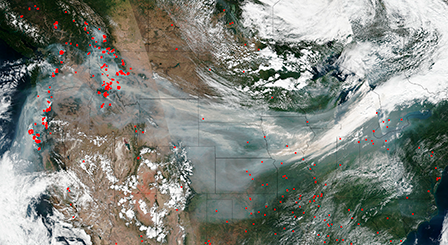 Imagen satelital de humo de incendios forestales que cruzan los EE. UU.