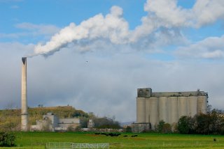 Una instalación industrial con humo saliendo de la chimenea 