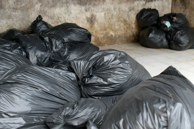 Pila de bolsas de basura