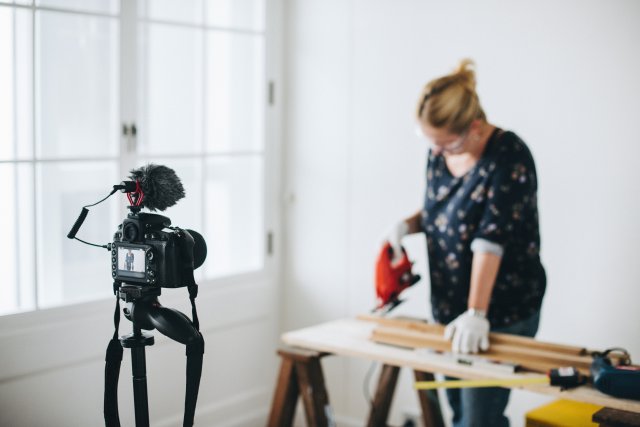 Mujer grabándose mientras realiza un proyecto de DIY