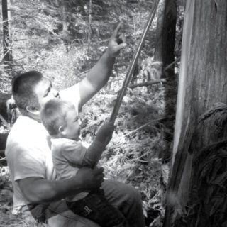 hombre y niños en el bosque