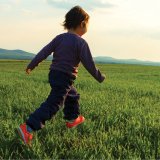 niño corriendo en la naturaleza